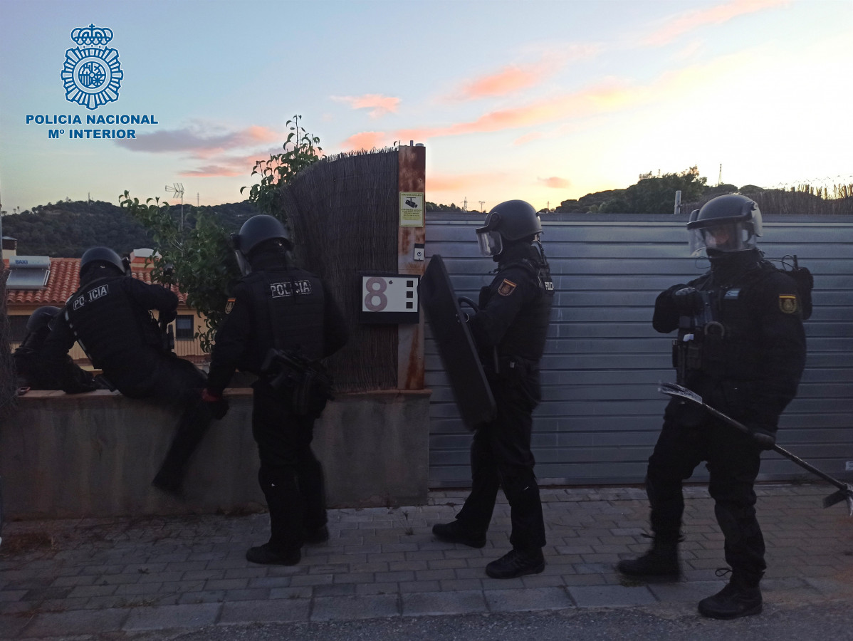 Agentes de la Policía Nacional durante un operativo en el Maresme (Barcelona)