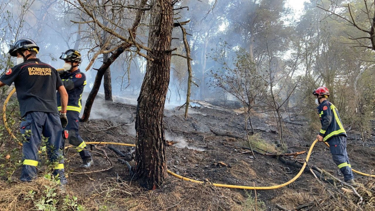 Els Bombers de Barcelona apaguin 1 incendi és a Barcelona.