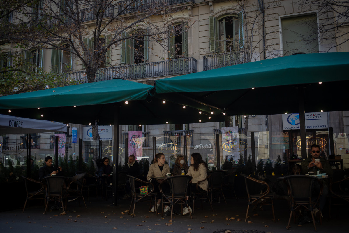 Archivo - Varias personas en una terraza durante el primer día del inicio del primer tramo de la desescalada de la segunda ola por el coronavirus en Barcelona, Catalunya (España), a 23 de noviembre de 2020