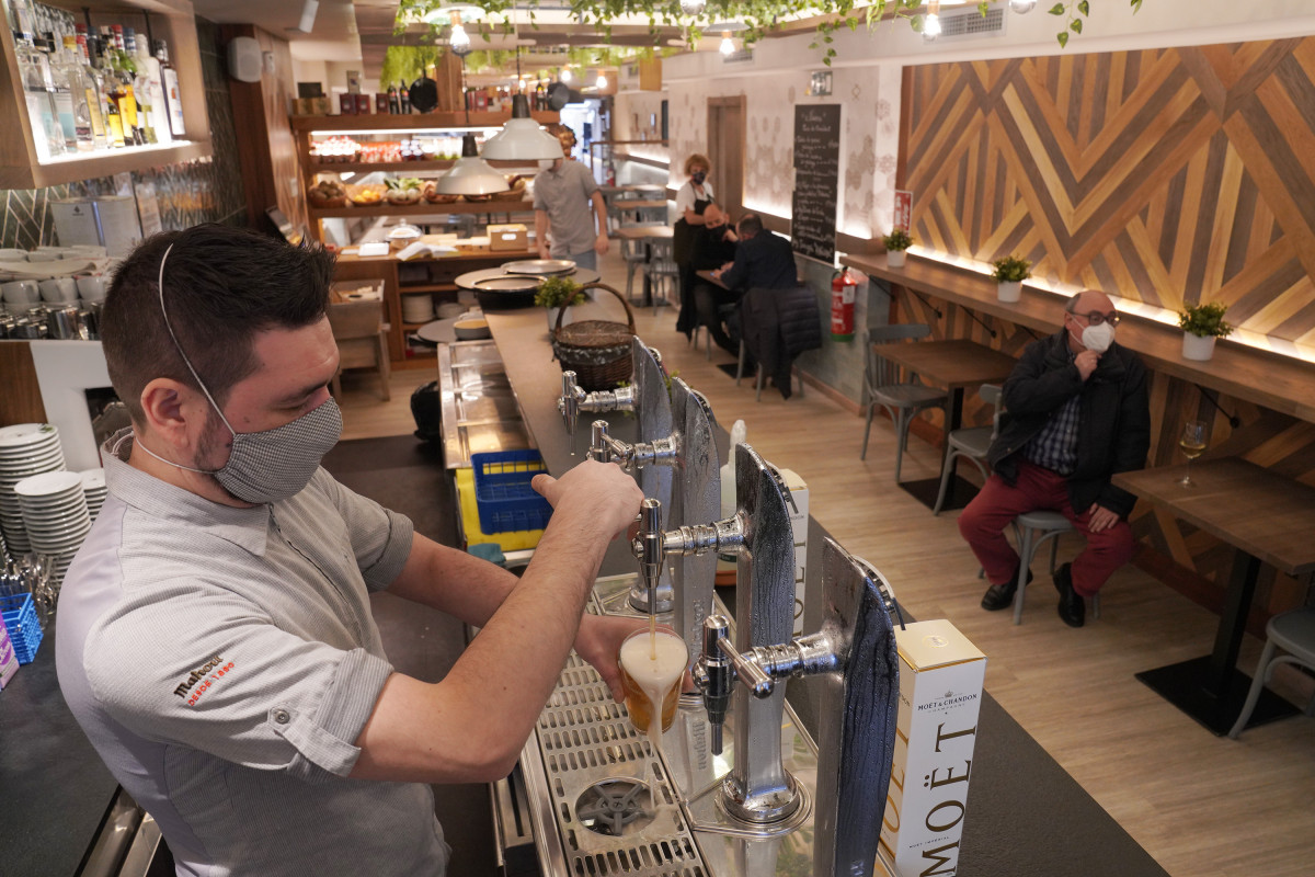 Arxiu - Un cambrer omple un got de cervesa en un restaurant