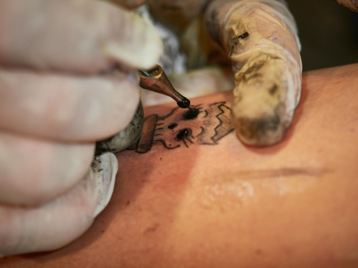 Una dona es realitza un tatuatge. Foto d'arxiu.