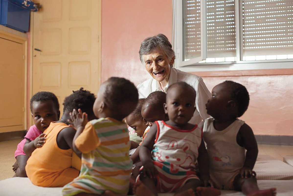 Arxiu - La missionera Justina de Miguel amb nadons a Dakar
