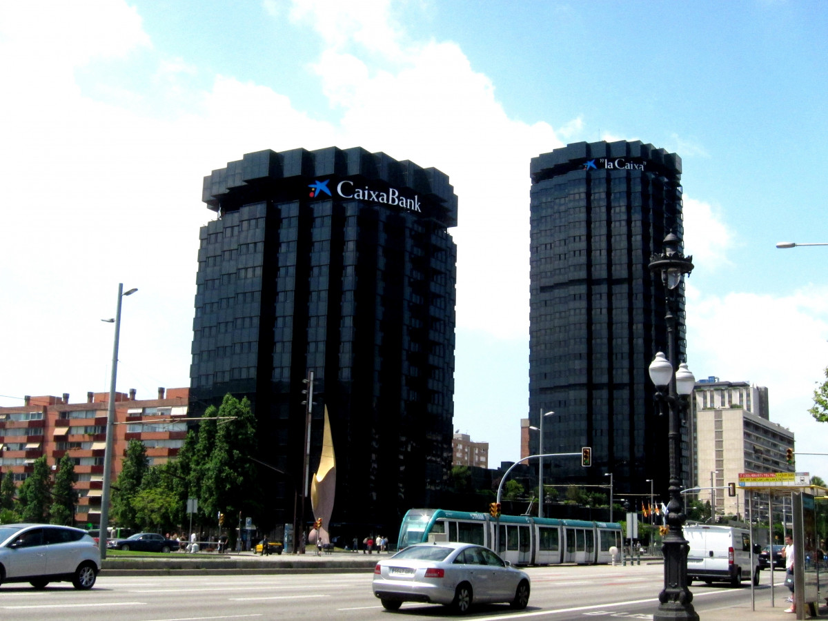 Arxiu - Seu De La Caixa Amb El Logotip De Caixabank