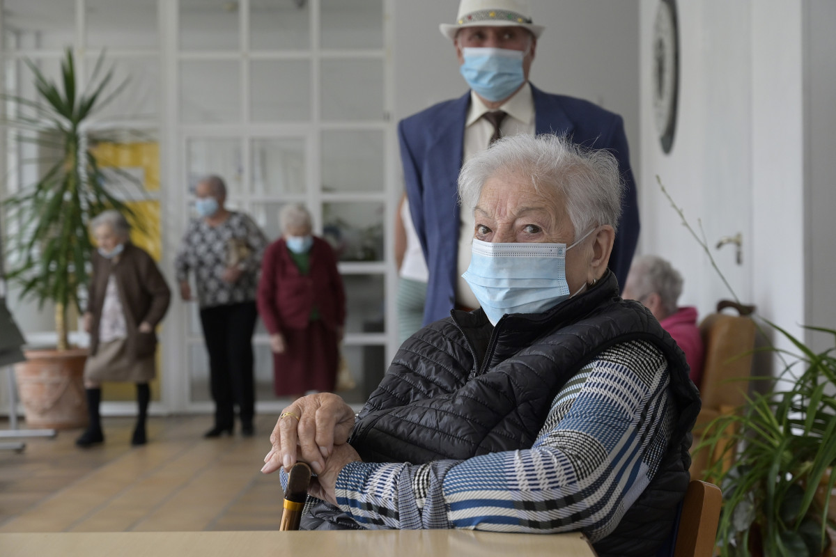 Diversos ancians en una de les sales de la Residència de majors de Carballo