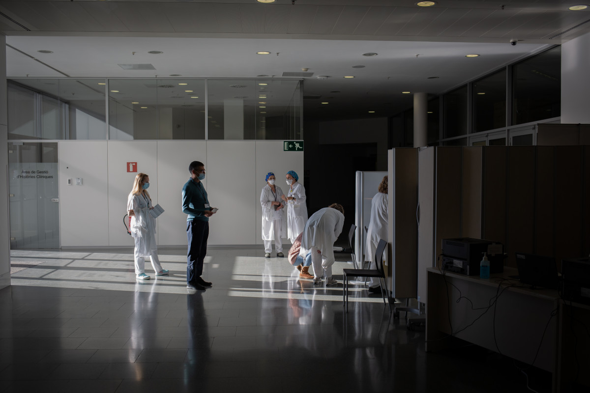 Archivo - Varias enfermeras vacuna a un profesional sanitario con la vacuna de Pfizer-BioNtech contra el COVID-19 en el Hospital de la Santa Creu i Sant Pau de Barcelona.
