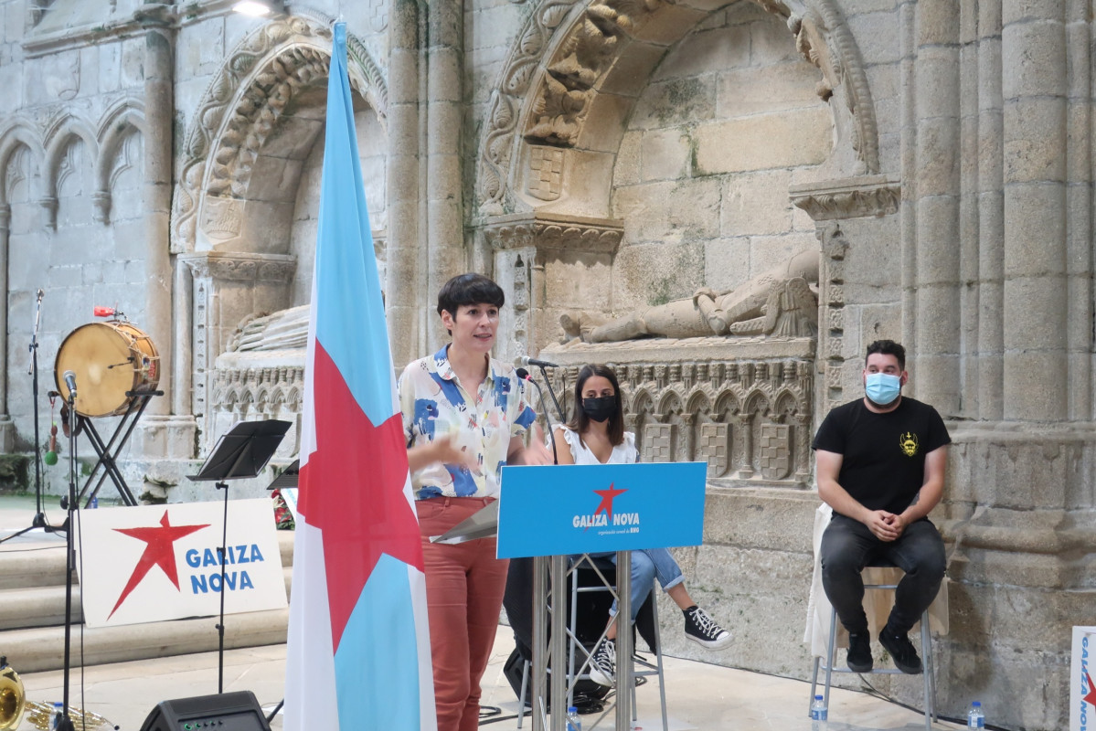 La portaveu nacional d'el BNG, Ana Pontón, en un homenatge organitzat per Galiza Nova a Rosalía de Castro i Castelao, al Panteó de Galegos Il·lustres.