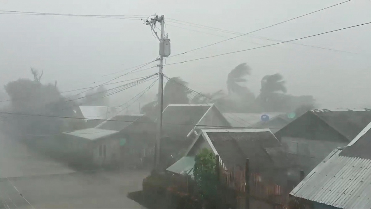 Arxiu - Arxiu - Forts vents provocats per un tifus a Filipines
