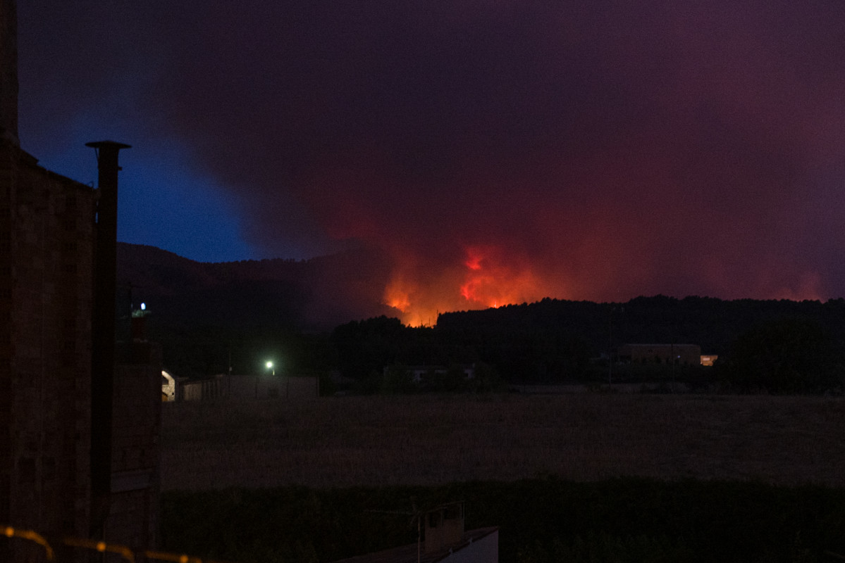 L'incendi vist des d'un dels municipis confinats a causa d'l'incendi de Santa Coloma de Queralt (Tarragona), 25 de juliol de 2021, a Sant Martí de Tous, Barcelona, Catalunya (Espanya).