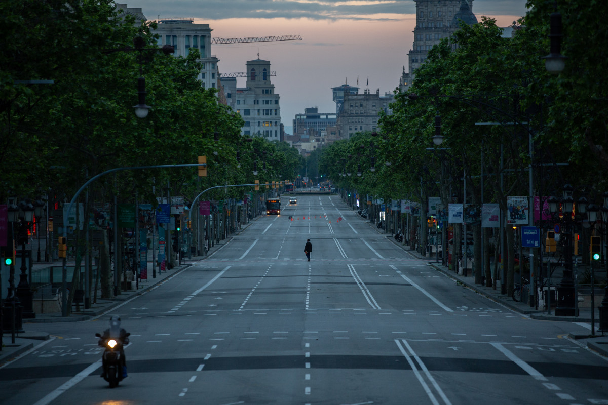 Arxiu - Una persona camina pel passeig de Gràcia de Barcelona que es fa de dia buit un dia marcat per Sant Jordi, que a diferència d'altres anys no es pot celebrar amb normalitat a causa de l'Covid-19 i a el confinament. A Barcelona 23 abril 2020.