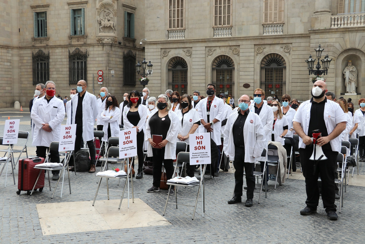 Delegats de el sindicat Metges de Catalunya es manifesten a la plaça Sant Jaume de Barcelona per reclamar un increment dels recursos destinats a l'atenció primària