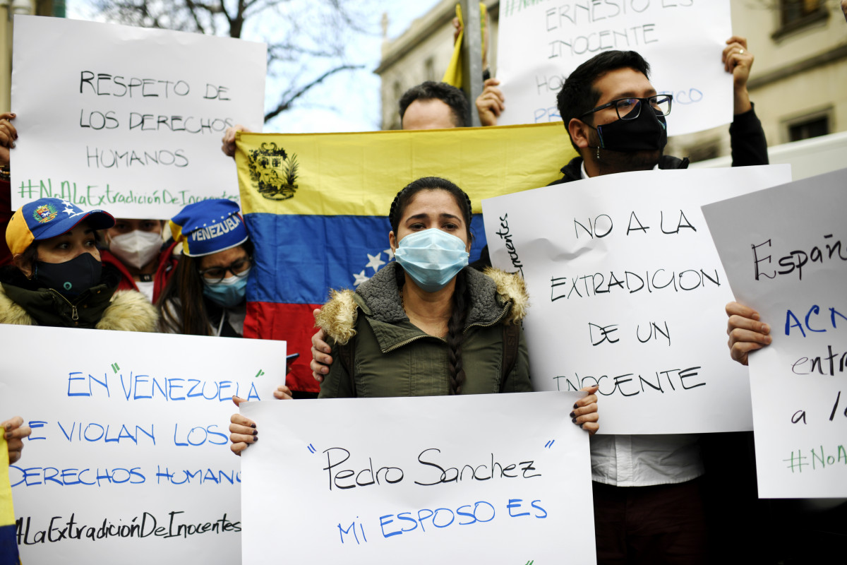 Cismary Marcano, la dona d'Ernesto Quintero, opositor veneçolà que va ser detingut aquest dimecres a la Policia Nacional per ser extradit a Veneçuela, en una protesta per demanar a el Govern espanyol que no li enviï de tornada.