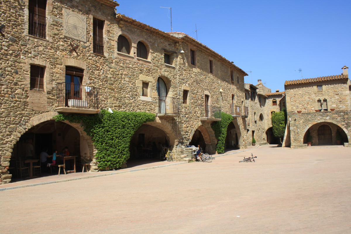 Plau00e7a de l'poble de Monells
