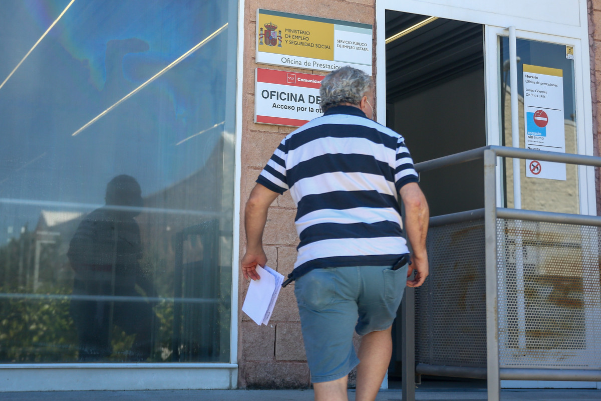 Una persona entra a una oficina de l'SEPE (antic INEM)