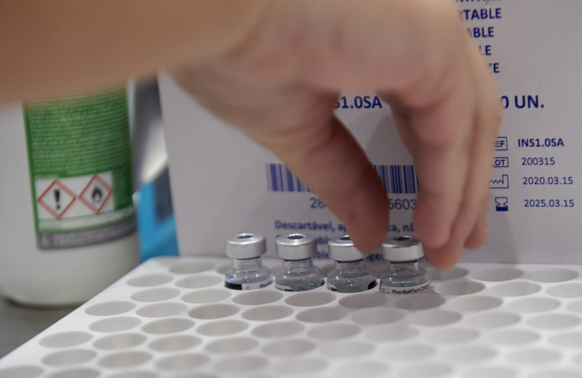 Arxiu - Diversos flascons amb la segona dosi de la vacuna de Pfizer-BioNTech contra la Covid-19