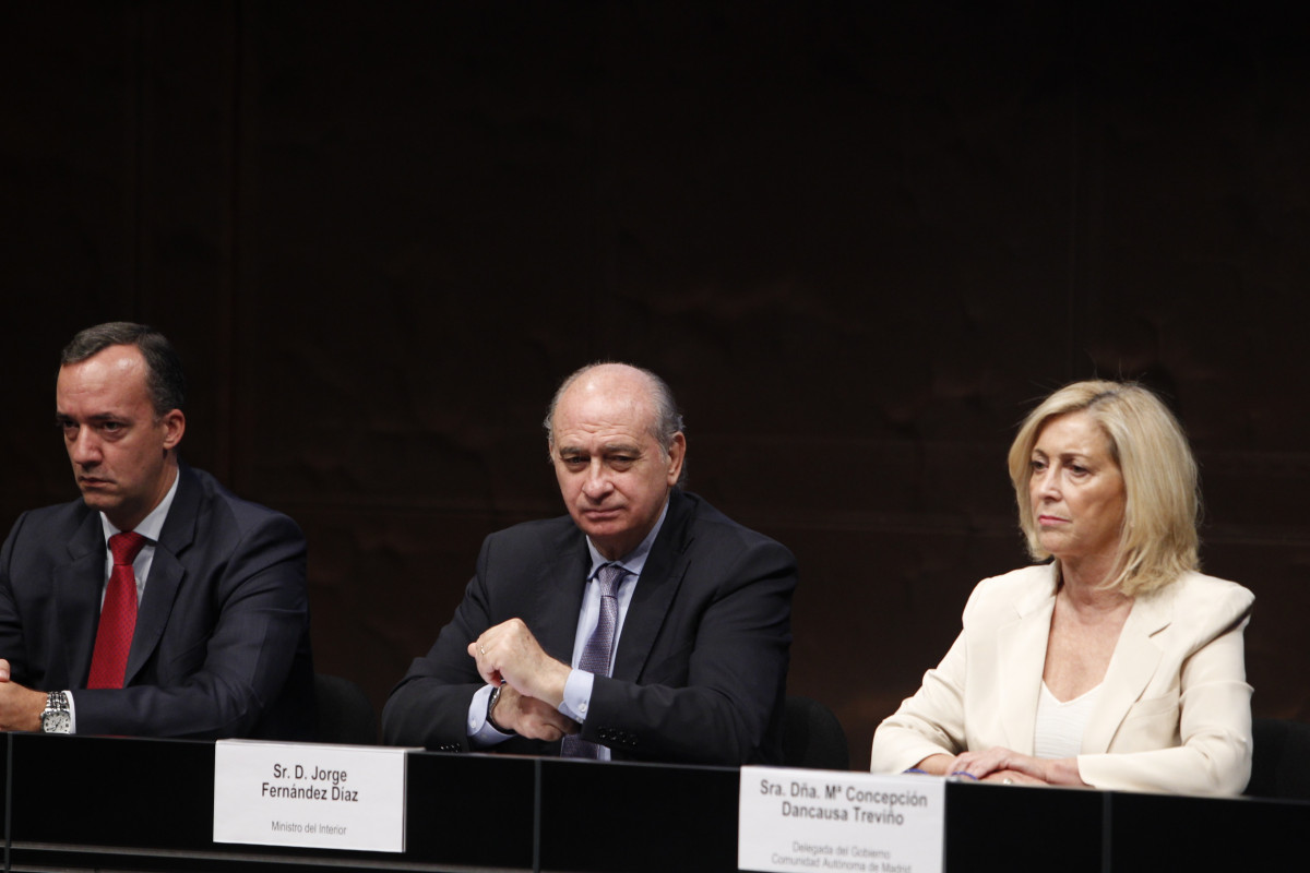 Jorge Fernández Díaz presideix l'acte de lliurament de Medalles per la Mercè amb Concepción Dancausa i Francisco Martínez (2015)