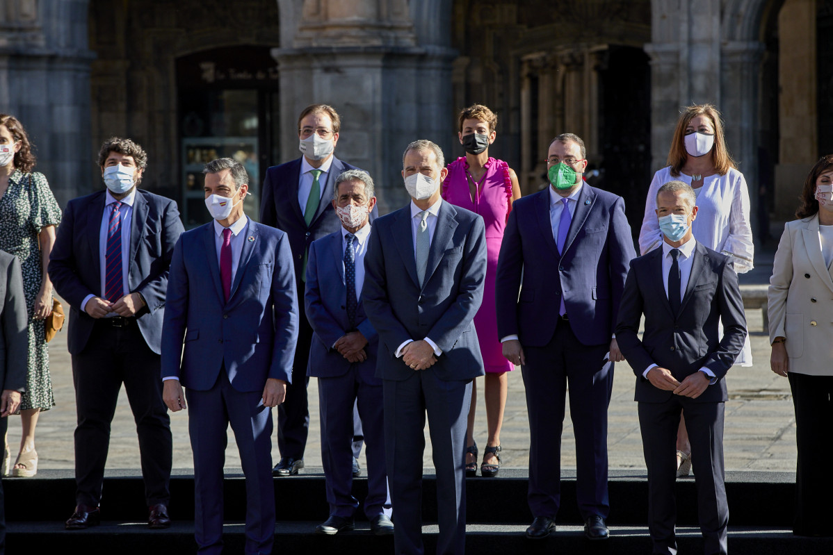 El president de Govern, Pedro Sánchez (2i), i el rei Felip VI (3i), posen al costat de tots els presidents autonòmics d'Espanya, llevat del president de la Generalitat de Catalunya, per a la foto de família de la XXIV Conferència de Presidents a Salaman