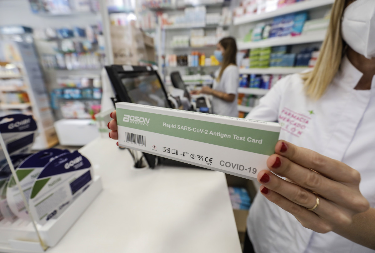 Una caixa amb test d'antígens contra la COVID-19 en una farmàcia, el 22 de juliol de 2021, a València, Comunitat Valenciana, (Espanya). Des d'aquest dimecres està permesa la venda de test d'autodiagnosi contra la COVID-19 en farmàcies sense necessitat de