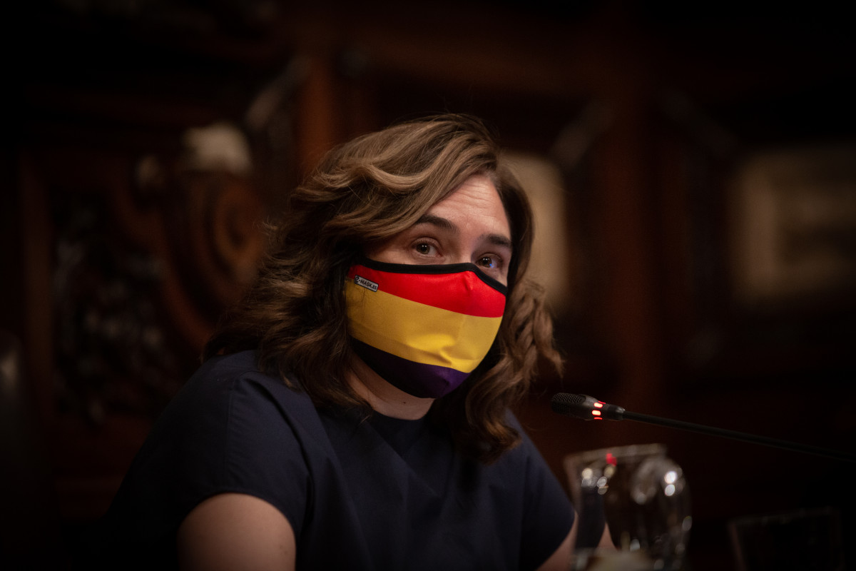 La alcaldesa de Barcelona, Ada Colau, con una mascarilla de la bandera republicana, interviene en una sesión plenaria en el Ayuntamiento de Barcelona, a 23 de julio de 2021, en Barcelona, Catalunya (España). Este Pleno es el último que se celebra antes de