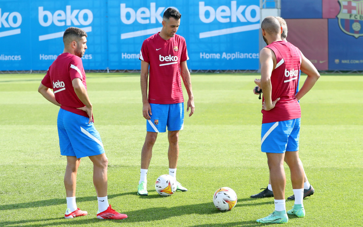 Jordi Alba, Sergio Busquets i Martin Braithwaite (esquena) en un entrenament de l'FC Barcelona al juliol de 2021