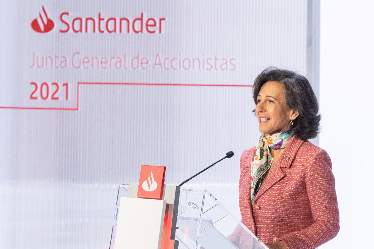 Arxiu - La presidenta de Banc Santander, Ana Botín, durant la junta general d'accionistes de 2021.