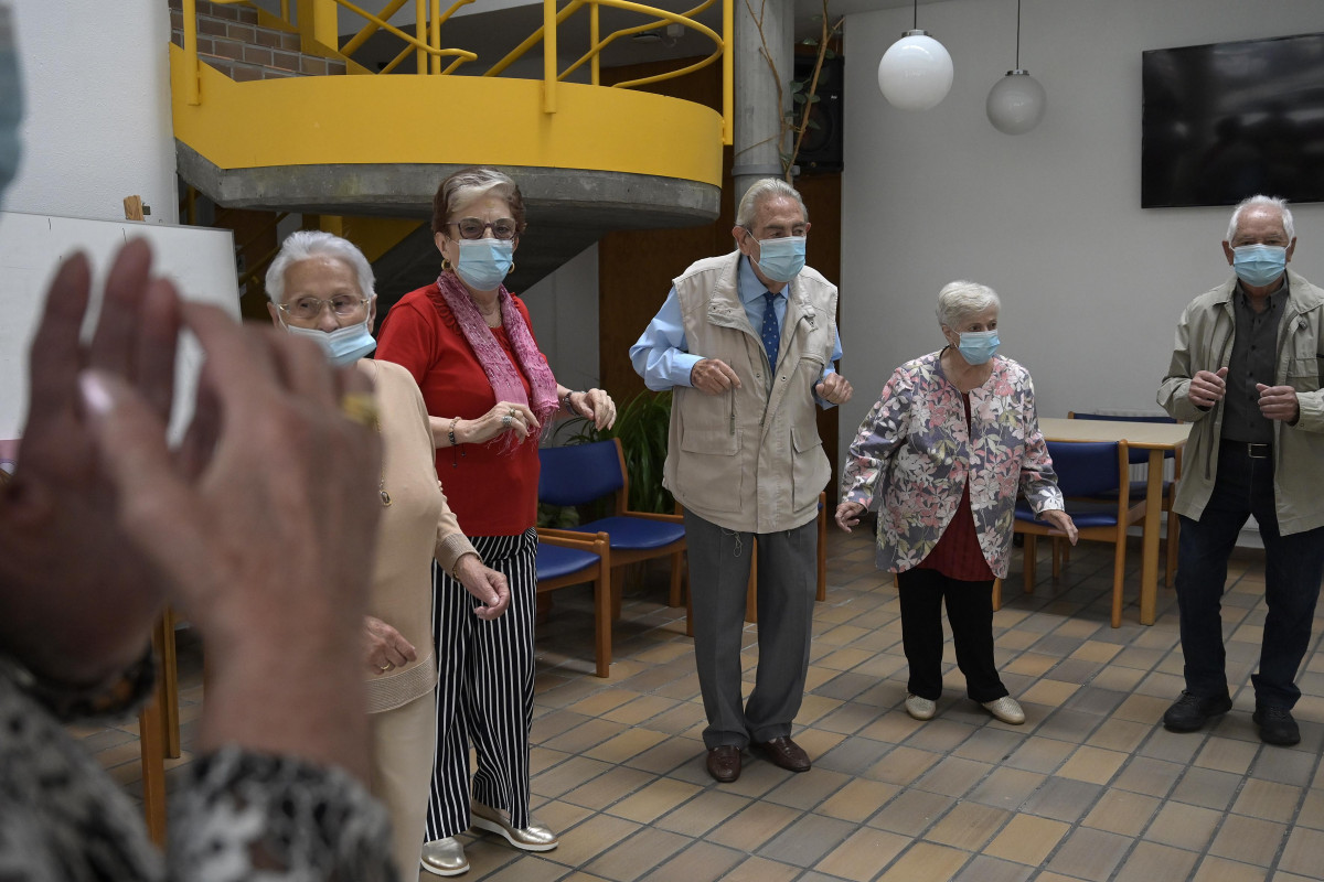 Arxiu - Diversos ancians en una de les sales de la Residència de majors de Carballo, a la Corunya, Galícia (Espanya).