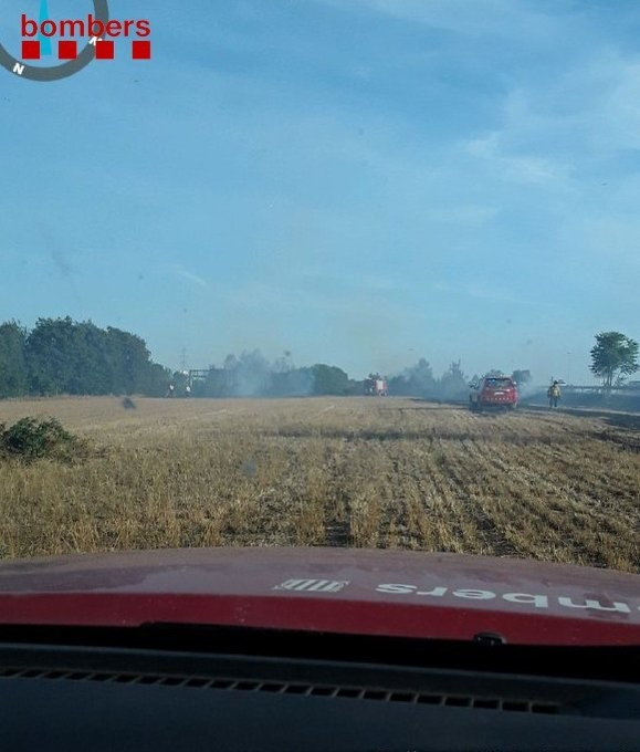 Incendio en un campo de Aiguaviva (Girona), el 3 de agosto de 2021.
