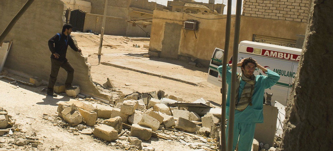 Arxiu - Metges durant una visita a una clínica a la localitat líbia de Adjdabiya, que va ser destruïda a l'abril de 2021.