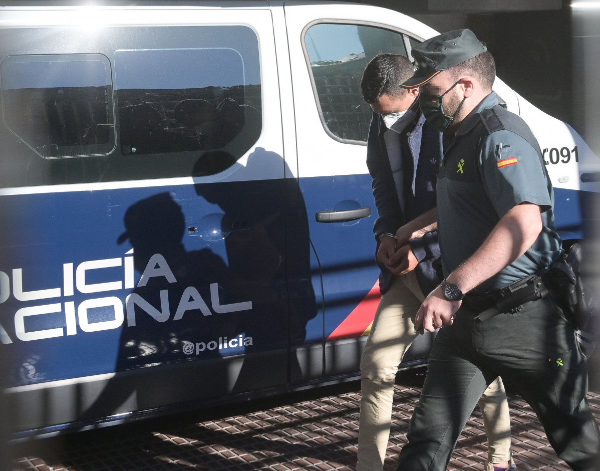 Un dels investigats per la mort de Samuel Luiz acudeix, emmanillat i acompanyat d'un agent de la Policia Nacional, a el Jutjat d'Instrucció número 8 de La Corunya