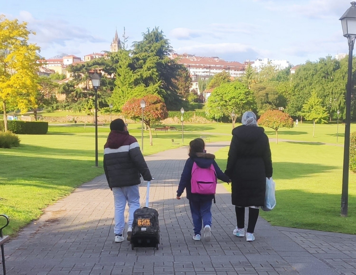 Arxiu - Nens que van a l'escola a Oviedo amb la seva mare ,, comunitat musulmana