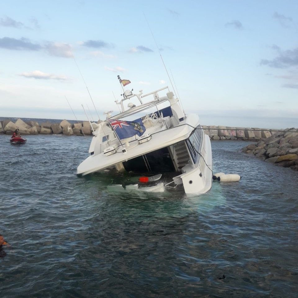 Iot a la deriva a la zona de banys de l'Fòrum de Barcelona.
