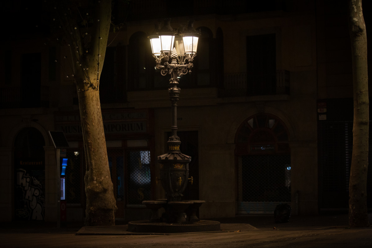Arxiu - Zona de la font de Canaletes buida a l'inici de el toc de queda impost de 22.00 hores a 06.00 hores per la crisi sanitària de l'Covid-19, a Barcelona, Catalunya, (Espanya), a 2 de novembre de 2020