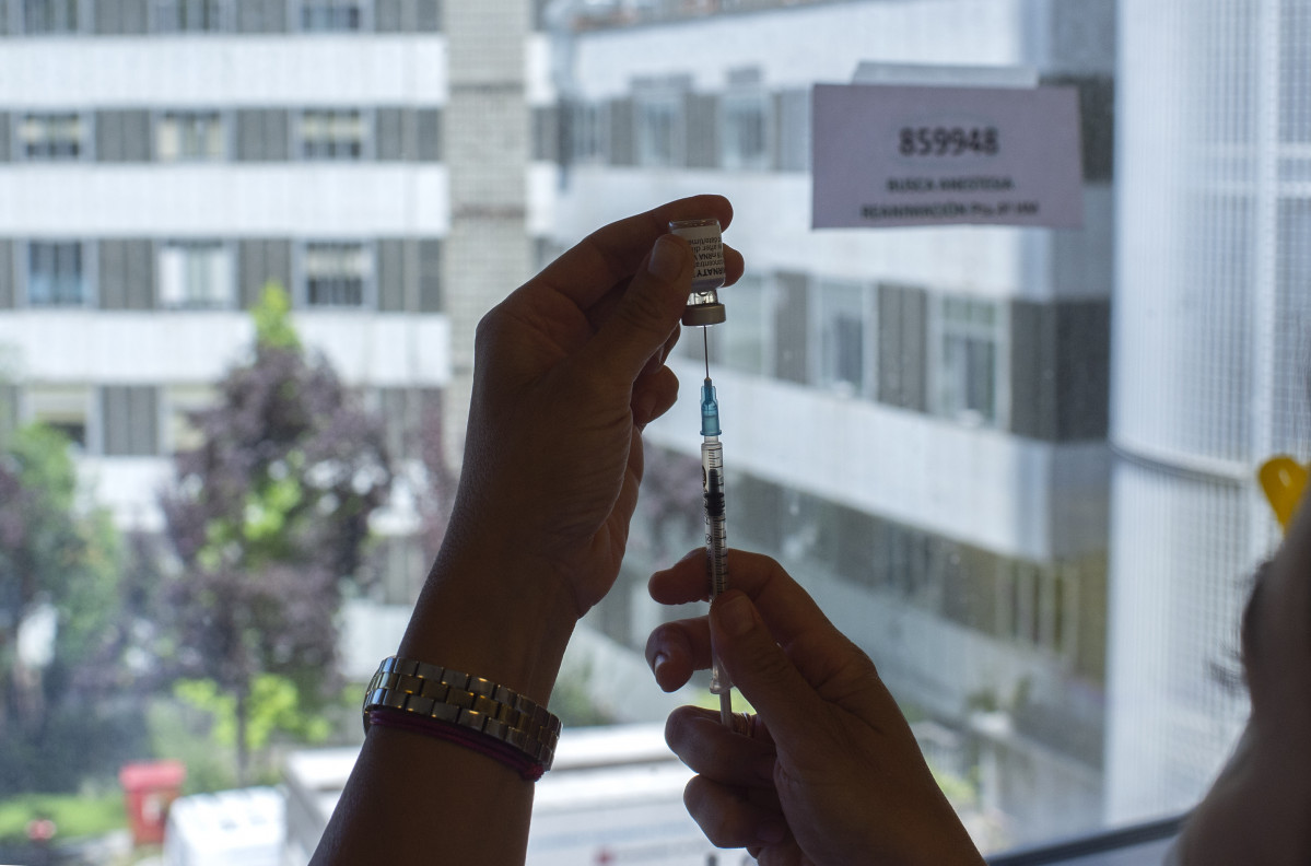 Una infermera sosté una vacuna contra la Covid-19 en el dispositiu posat en marxa a l'Hospital de La Paz