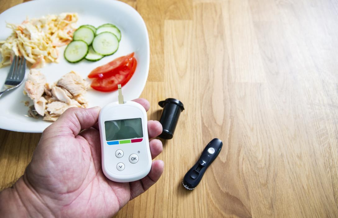 Archivo - Diabetes, glucómetro.
