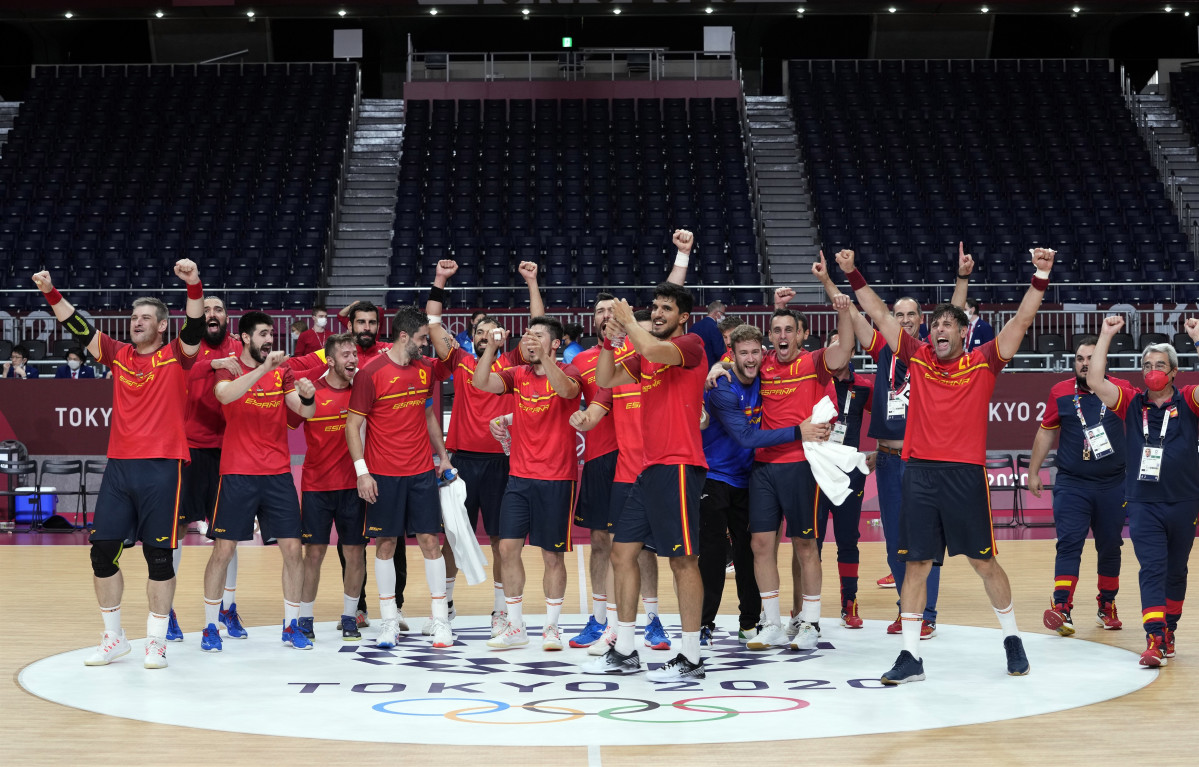 Els jugadors de la selecció espanyola d'handbol celebra una victòria en els Jocs Olímpics de Tòquio