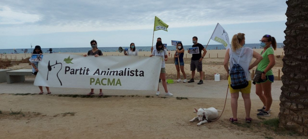 Pancarta de Pacma en la concentración para pedir el acceso de animales a espacios naturales.