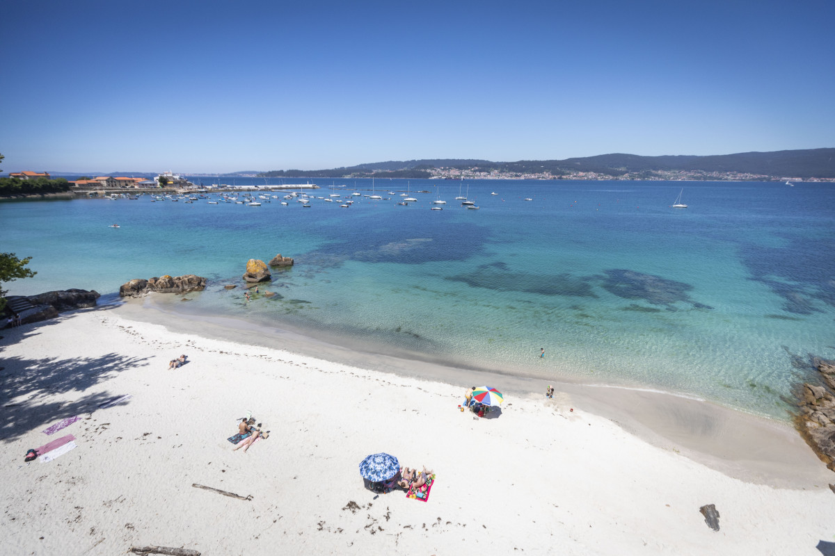 Arxiu - Diverses persones es banyen i prenen el sol a una platja del municipi de Marín, a 5 de juny de 2021, a Marín, Pontevedra, Galícia, (Espanya). L'augment de les temperatures i la progressiva millora de la situació epidemiològica ha col·laborat en què