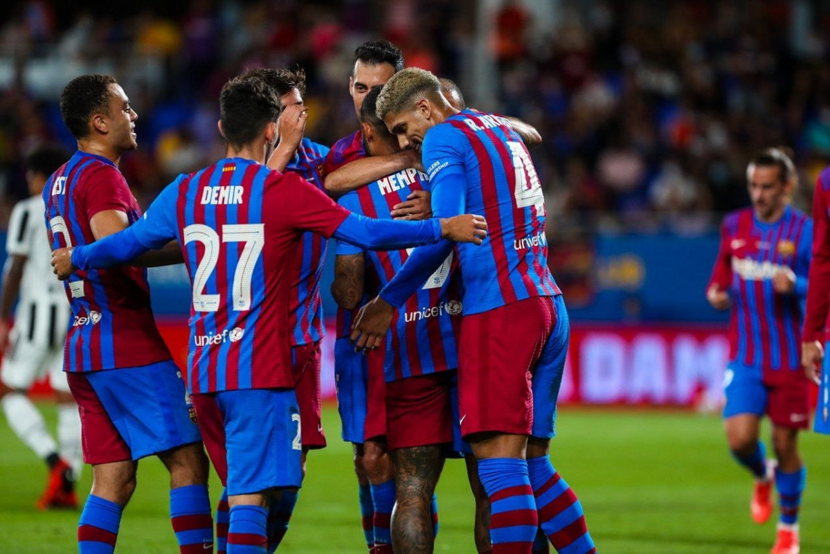 Jugadors del FC Barcelona celebren el gol de Memphis Depay davant el Juventus al Trofeu Joan Gamper 2021, amb victòria blaugrana (2-0) a l'Estadi Johan Cruyff