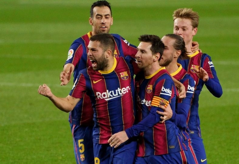 Arxiu - Els jugadors de l'FC Barcelona Jordi Alba, Busquets, Messi, Mingueza i De Jong celebren un gol