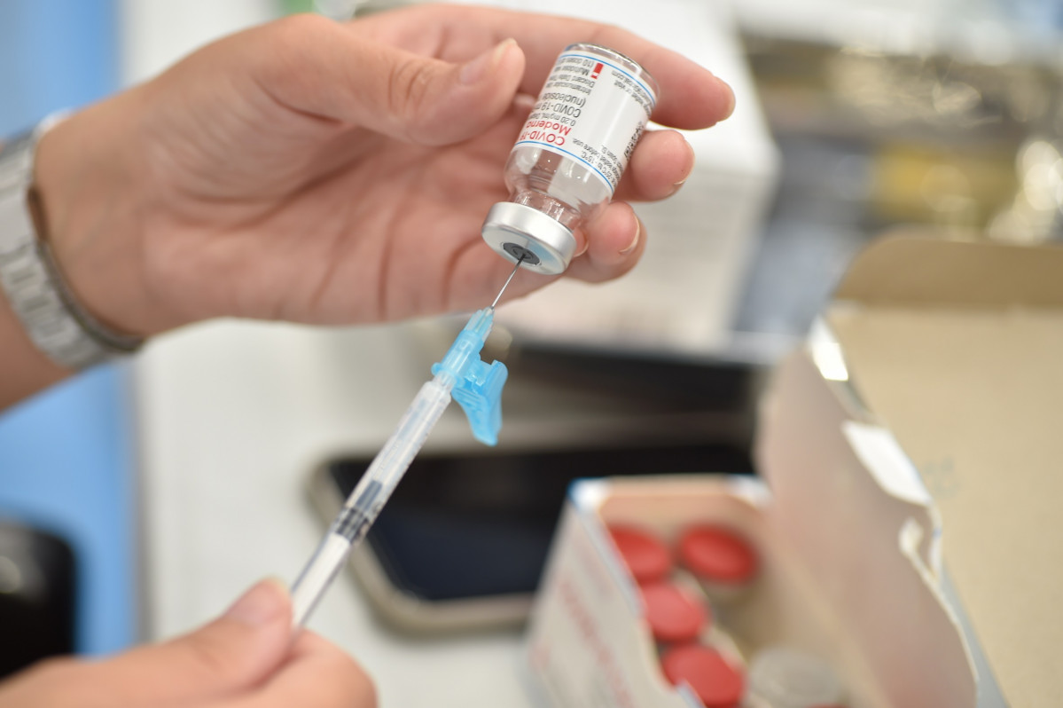 Preparació dosi vacuna Moderna contra el Covid-19
