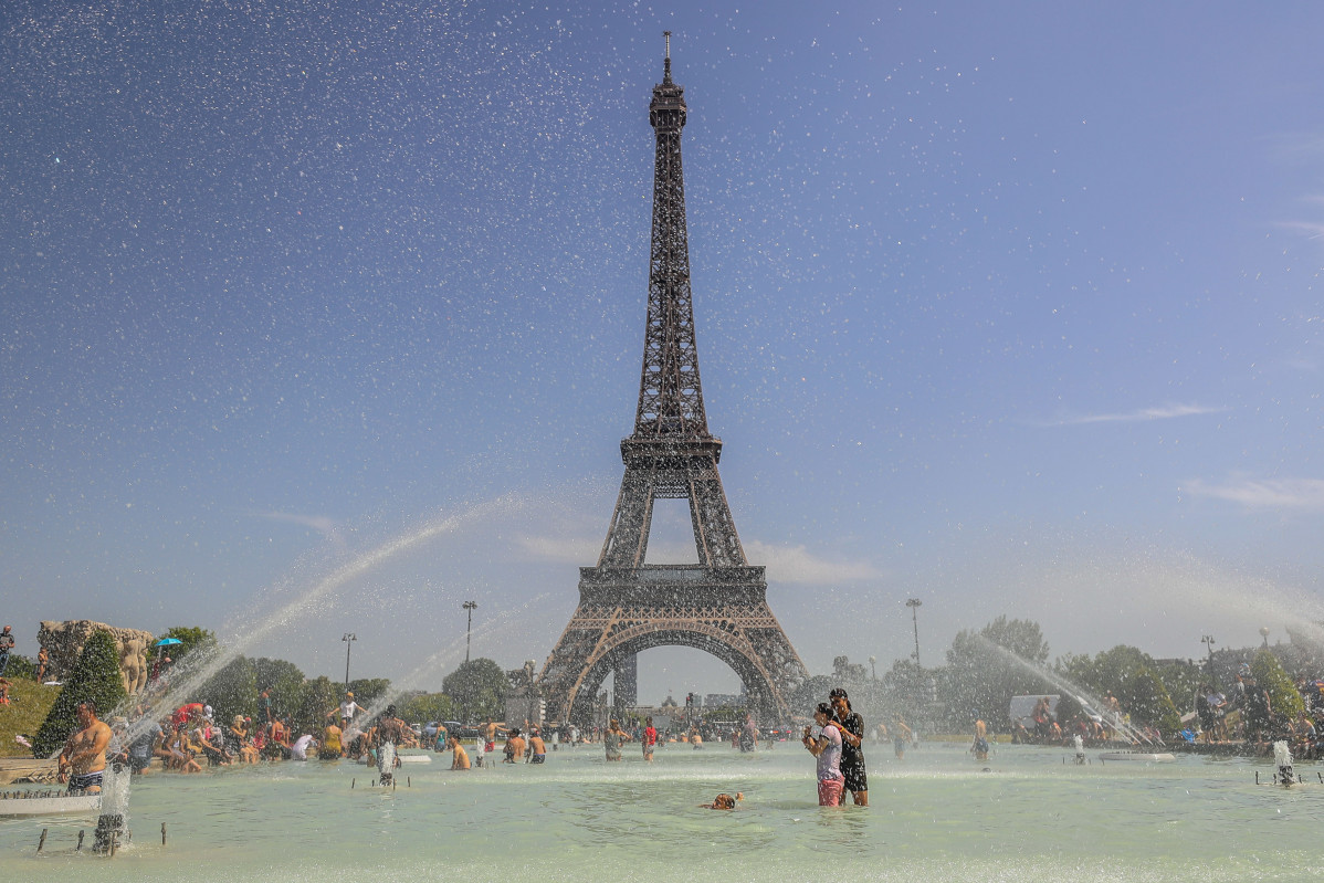 Onada de calor a la Torre Eiffel de París