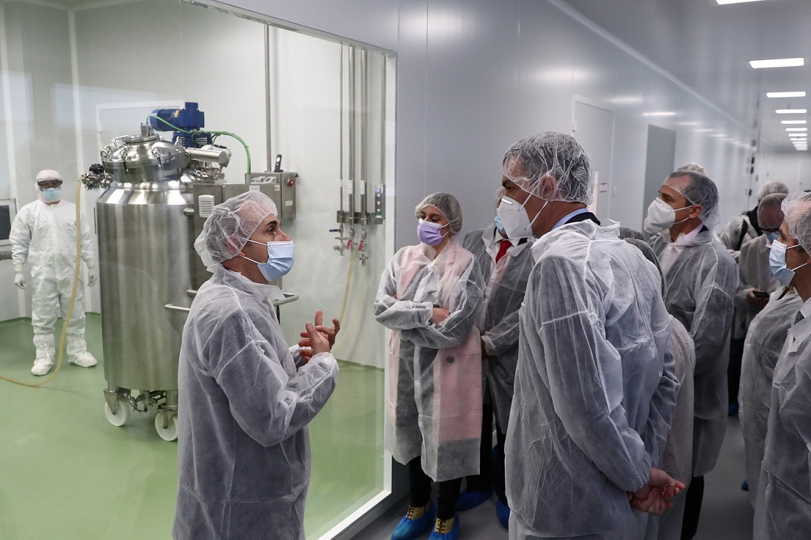 Pedro Sánchez visita a les instal·lacions de producció d'HIPRA