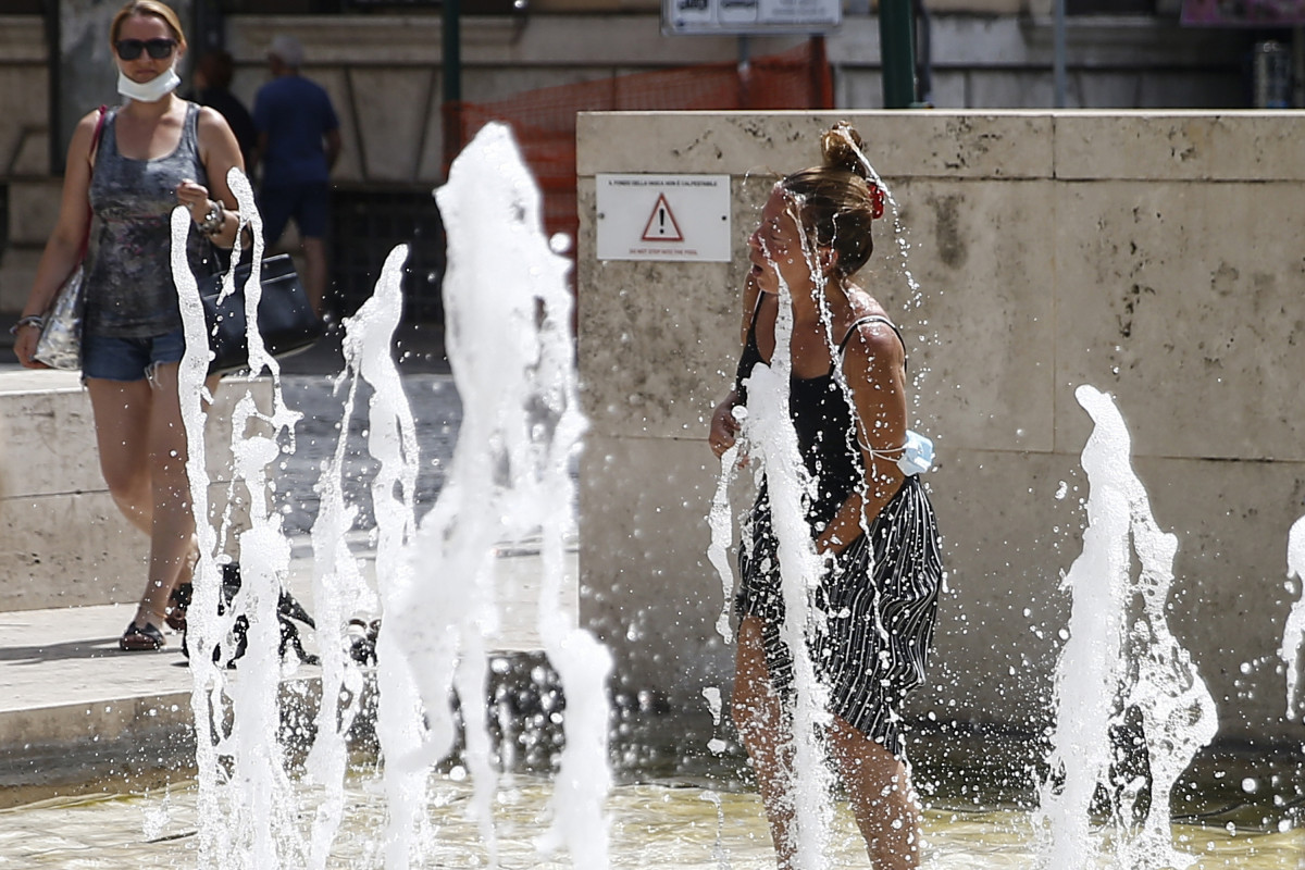 EuropaPress 3879059 11 august 2021 italy rome woman enjoys the water at the arac pacis fountain