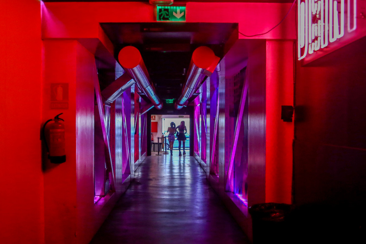 Dues noies a la discoteca Ungles Chun Lee durant el primer cap de setmana en què els establiments d'oci nocturn tenen permesa la seva obertura fins a les 3 de la matinada, a 25 de juny de 2021, a Madrid, (Espanya). Des del dilluns passat, 21 de jun