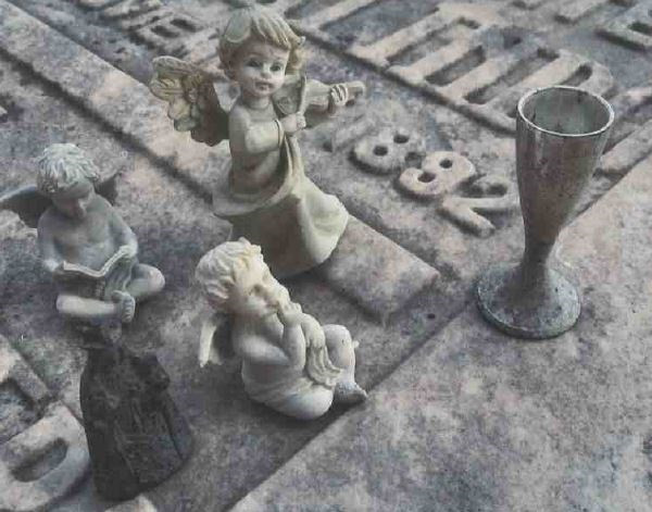 Figuras en una tumba.