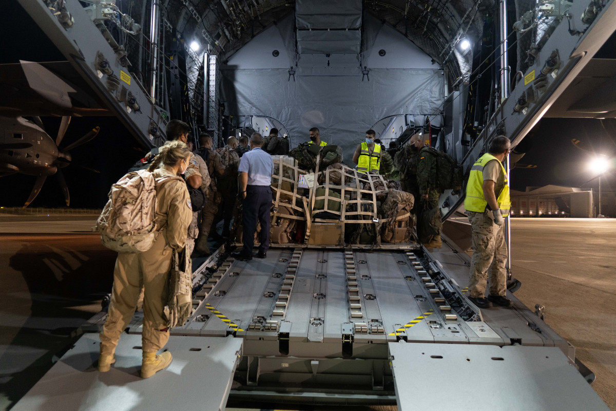 Militars es preparen per pujar a un dels dos avions A400M de les Forces Armades que procediran a l'evacuació d'espanyols d'Afganistan