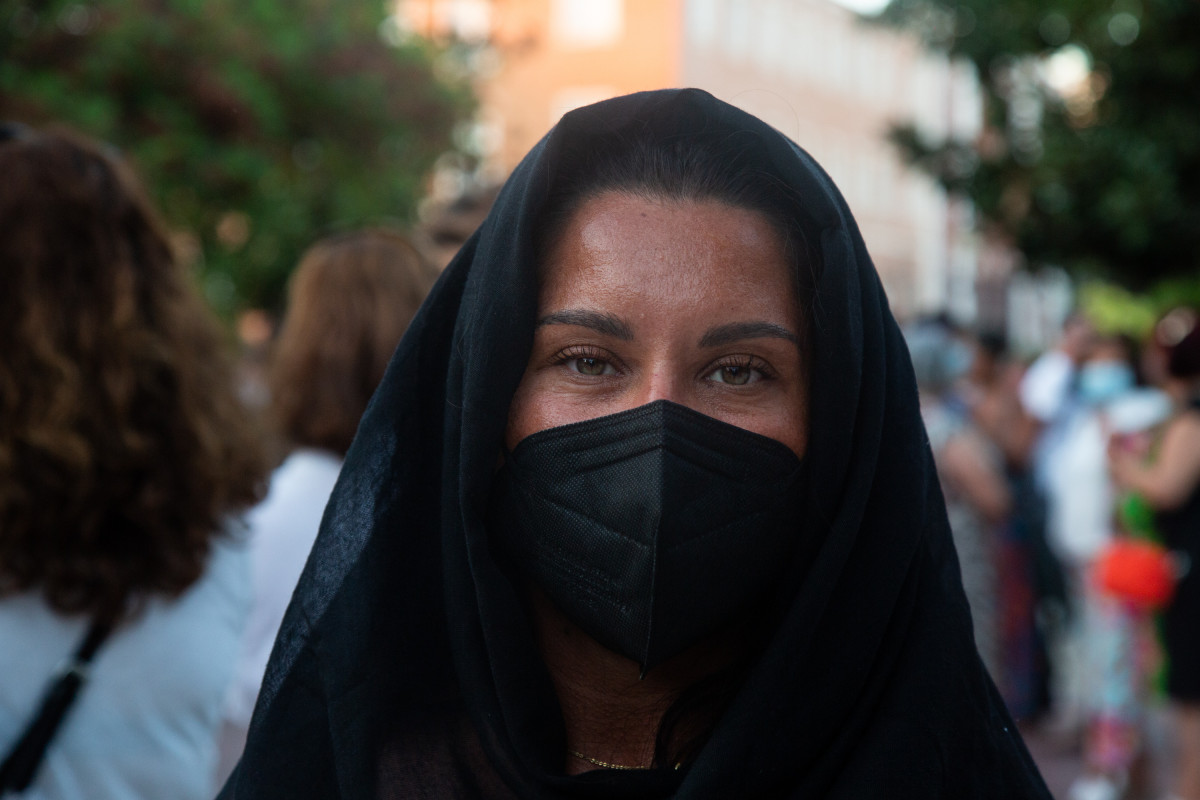 Una dona durant una concentració per reivindicar els drets i llibertats de les dones afganeses