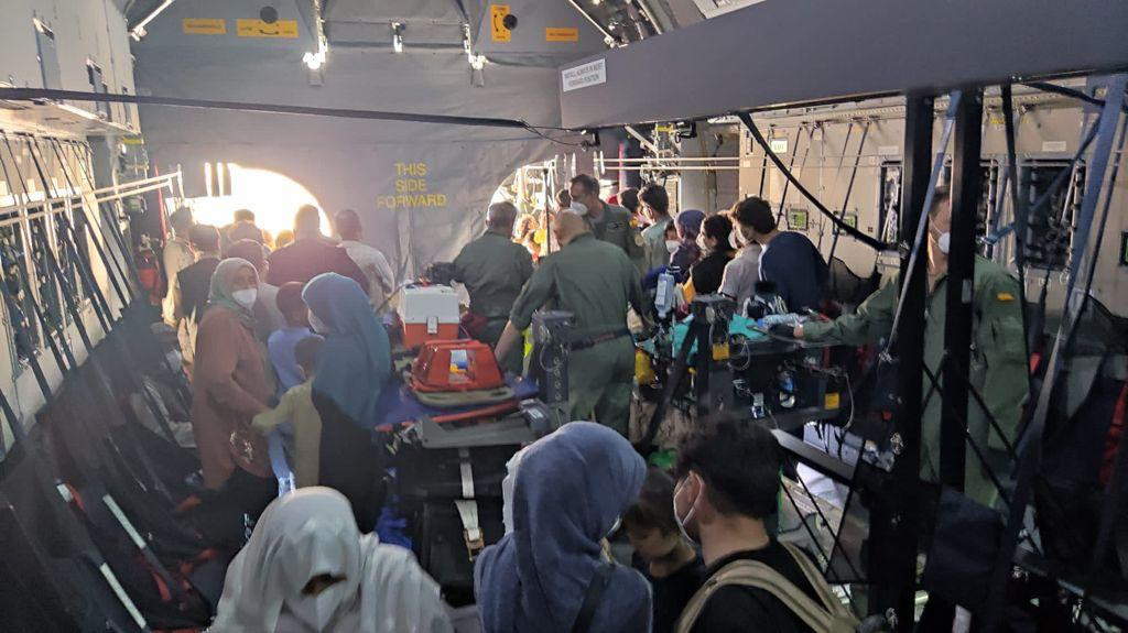 Un grup de persones acompanyat de militars a la seva arribada a Dubai després d'haver estat repatriats de l'Afganistan pel Govern espanyol, a 20 d'agost de 2021, a Dubai, (Emirats Àrabs Units).