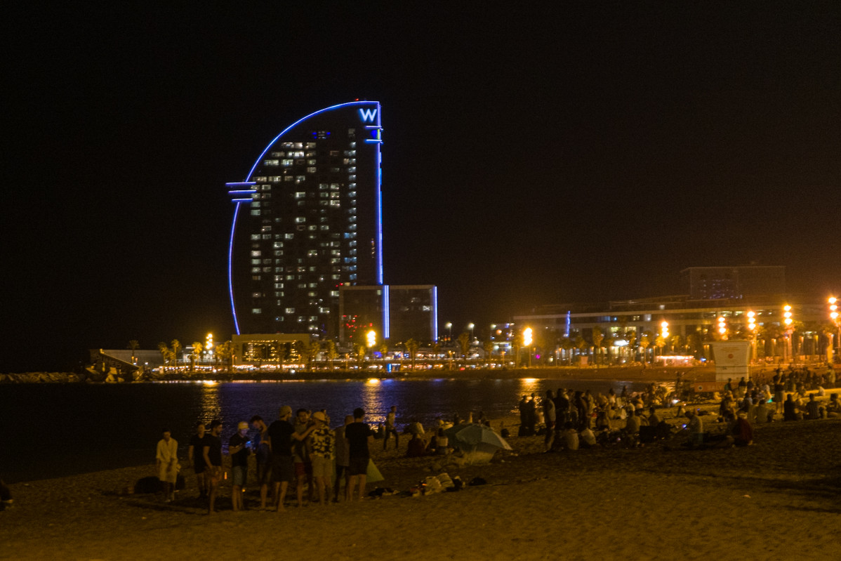 Arxiu - Diversos grups de joves a la platja de la Barceloneta després de l'entrada en vigor de el toc de queda a Catalunya,, 16 de juliol de 2021