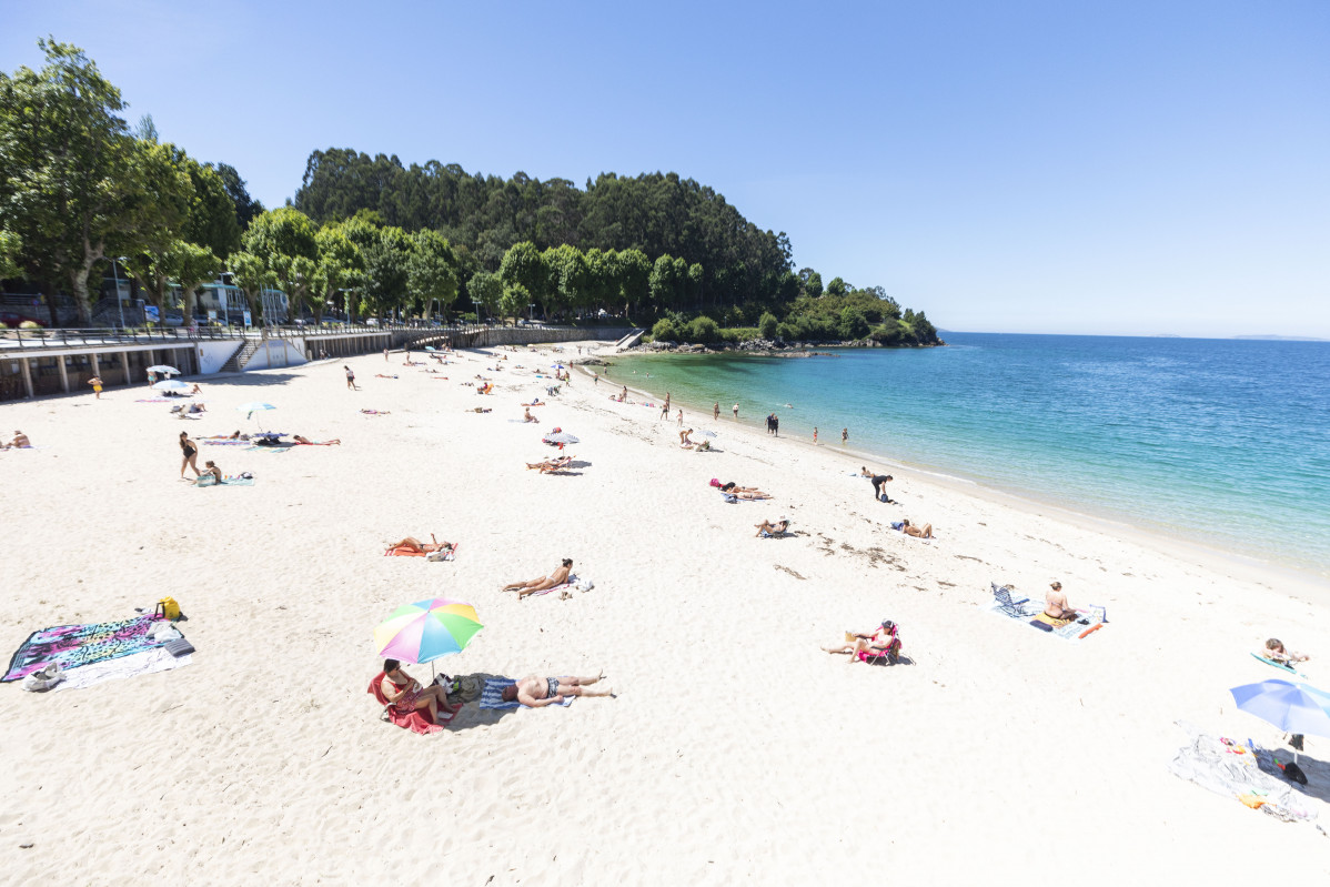 Archivo - Varias personas se bañan y toman el sol en una playa del municipio de Marín, a 5 de junio de 2021, en Marín, Pontevedra, Galicia, (España). El aumento de las temperaturas y la progresiva mejora de la situación epidemiológica ha colaborado en que