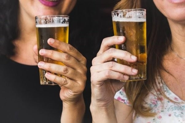 Noies consumint cervesa